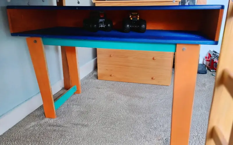 Escritorio infantil de madera colorido