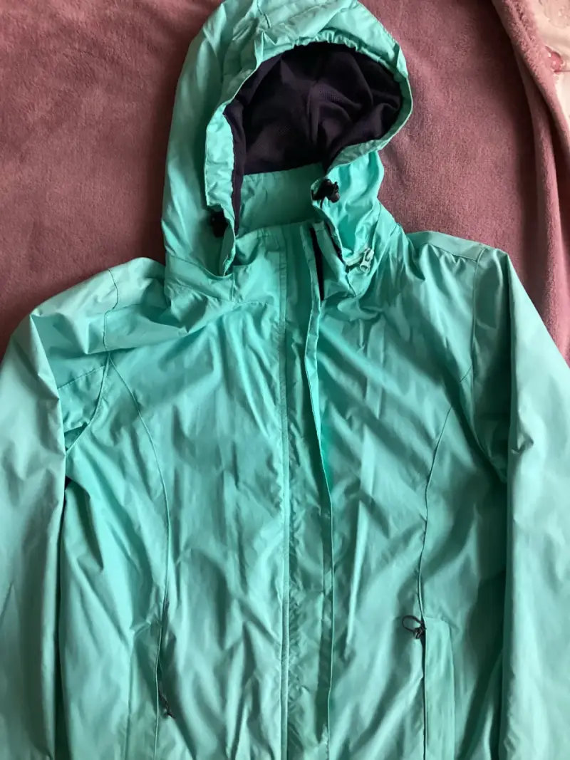 Chaqueta impermeable verde menta con capucha