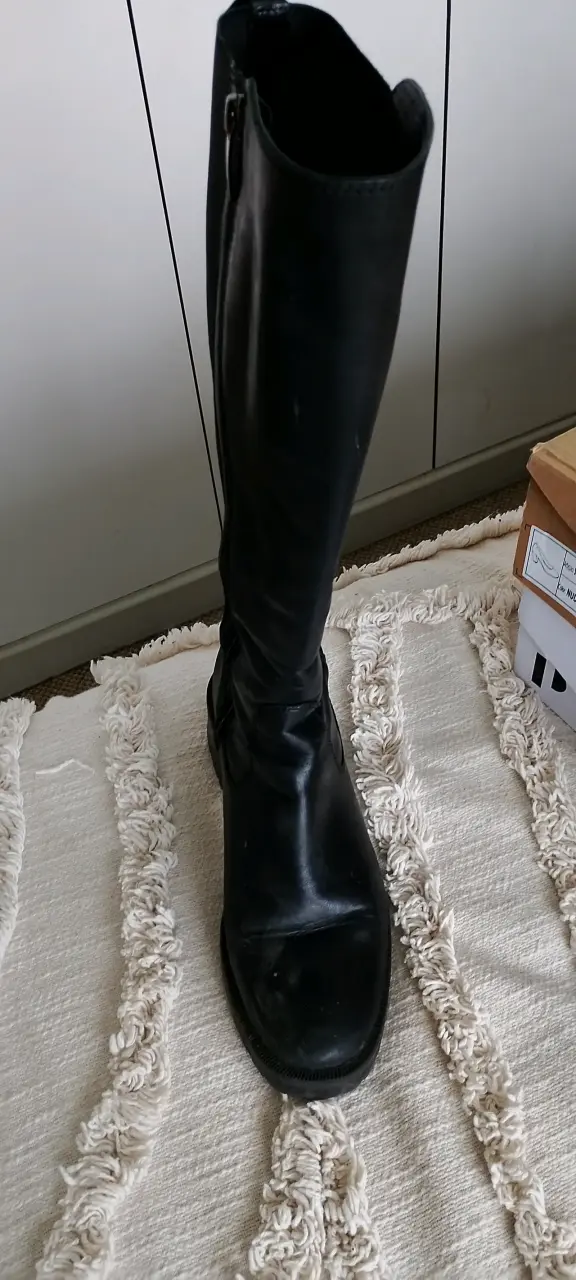 Botas largas de cuero negro para mujer