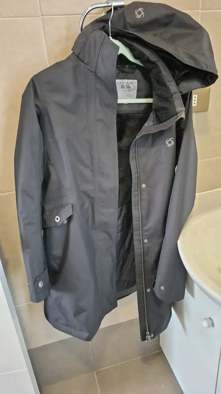 Chaqueta impermeable gris con capucha - 1