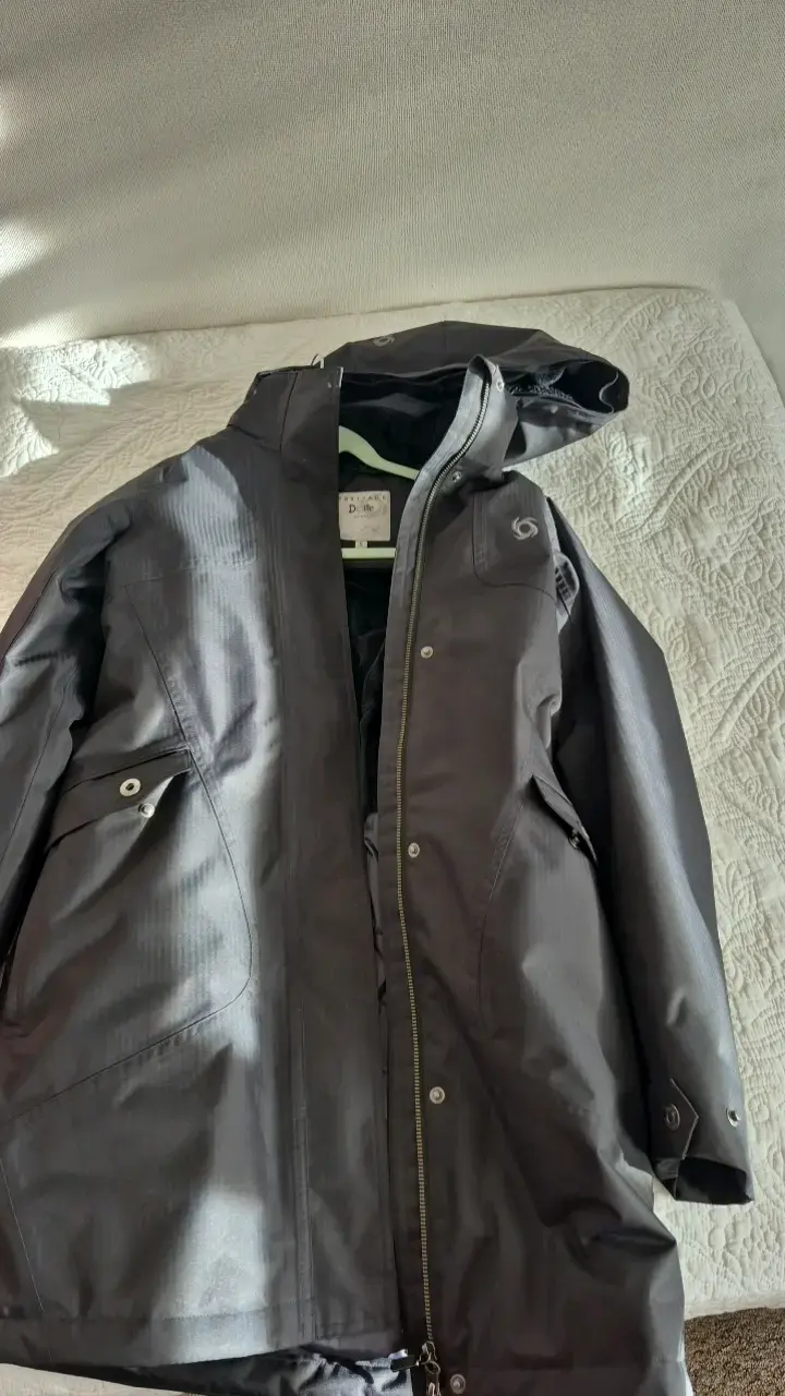 Chaqueta impermeable gris con capucha - 2