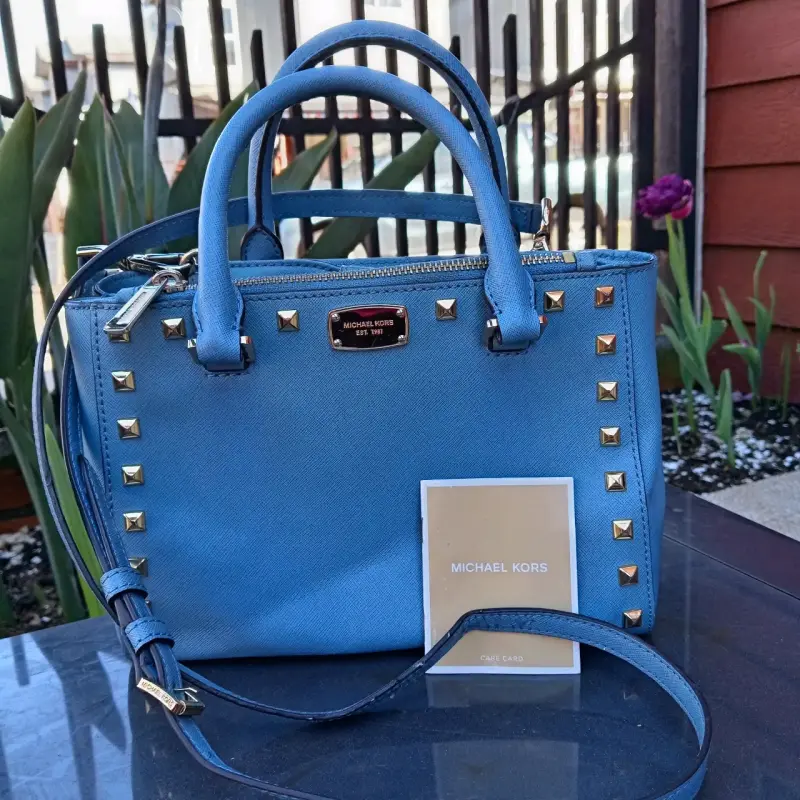 Cartera Michael Kors azul con tachas doradas - 1