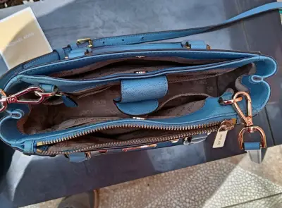 Cartera Michael Kors azul con tachas doradas - miniatura 2