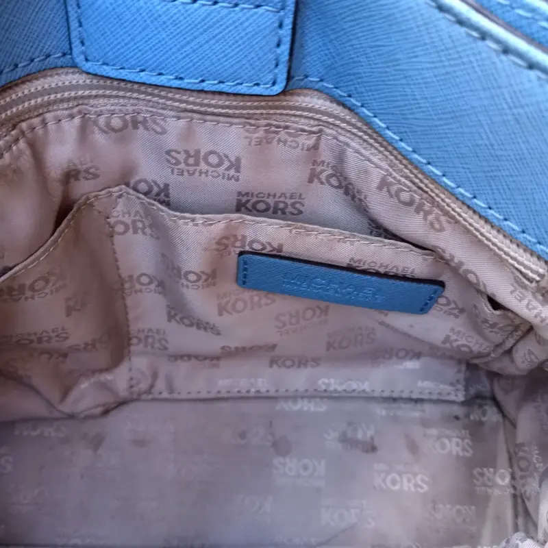 Cartera Michael Kors azul con tachas doradas - 3