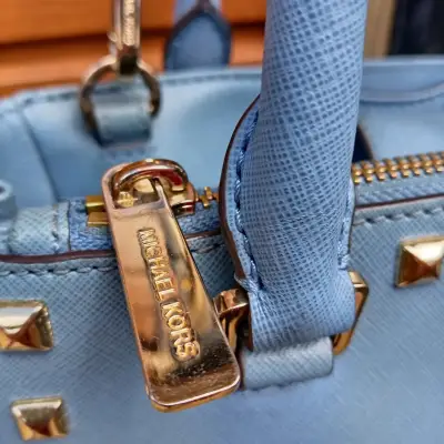 Cartera Michael Kors azul con tachas doradas - miniatura 4