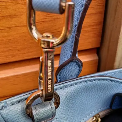 Cartera Michael Kors azul con tachas doradas - miniatura 5