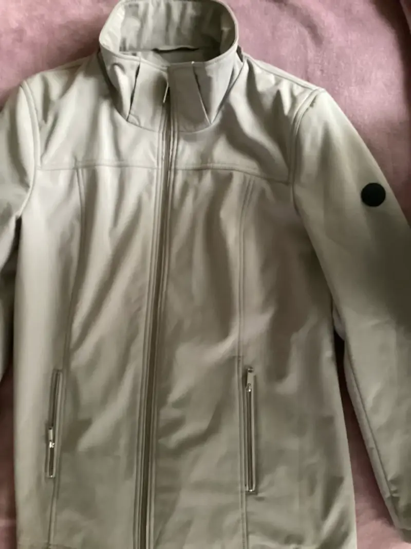 Chaqueta beige, cierre y cuello alto, gorro