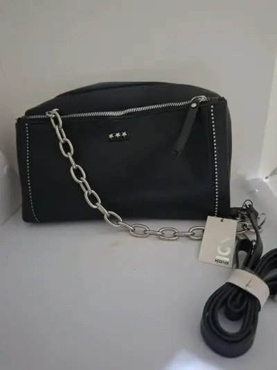 Cartera negra con cadena y detalles metálicos - miniatura 1