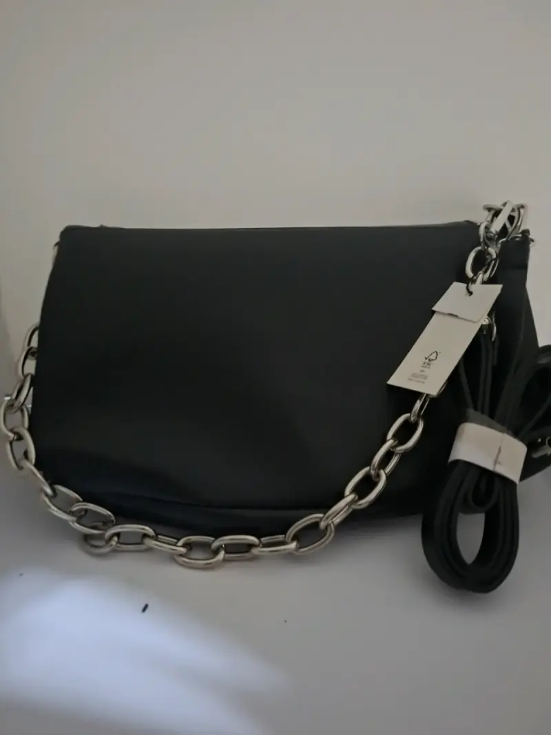 Cartera negra con cadena y detalles metálicos - 2