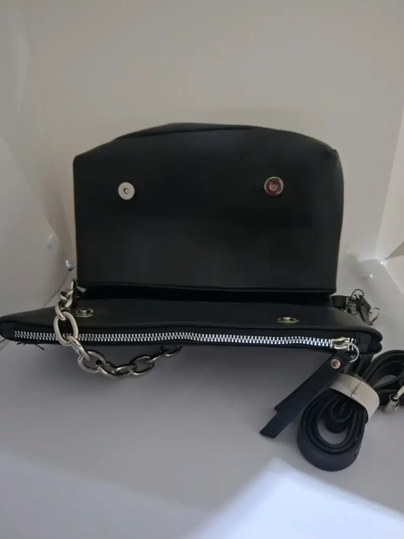 Cartera negra con cadena y detalles metálicos - 3