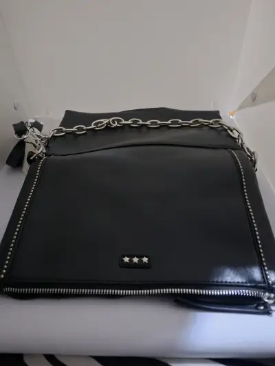 Cartera negra con cadena y detalles metálicos - miniatura 4