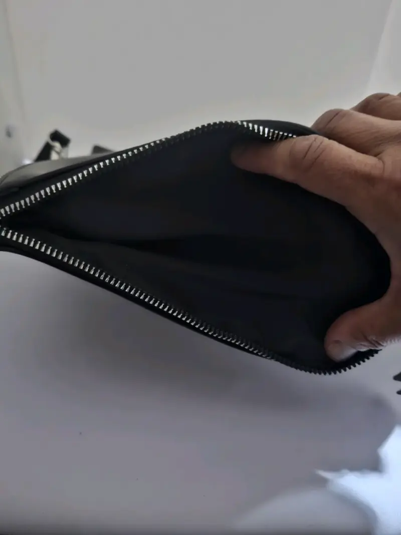 Cartera negra con cadena y detalles metálicos - 5