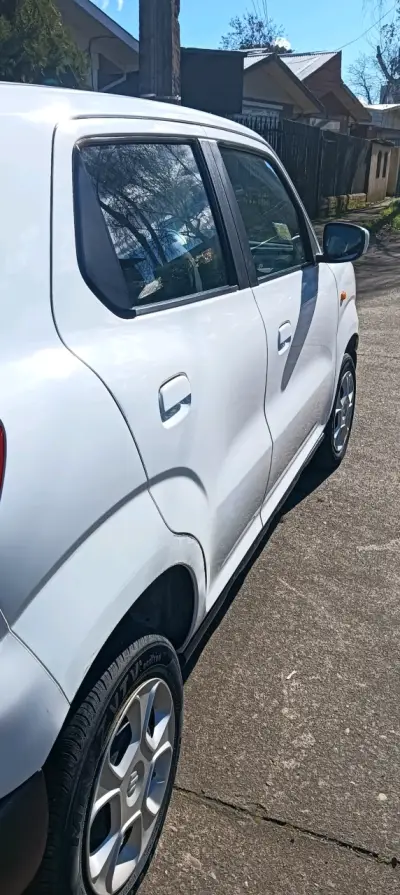 Auto Suzuki blanco en buen estado - miniatura 3