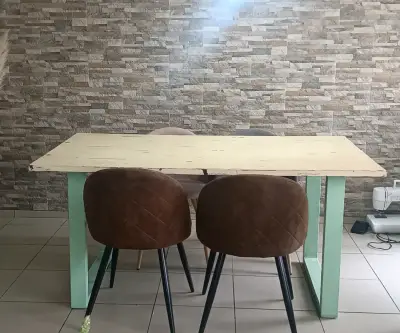 Mesa de comedor rústica con sillas - miniatura 1