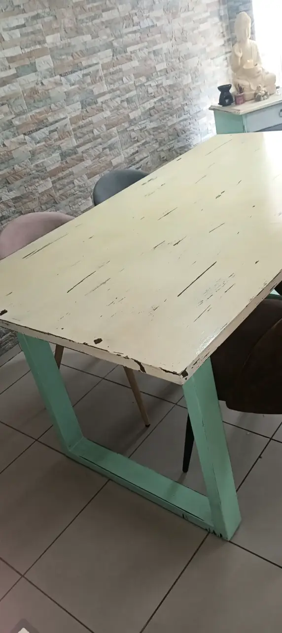 Mesa de comedor rústica con sillas - 2