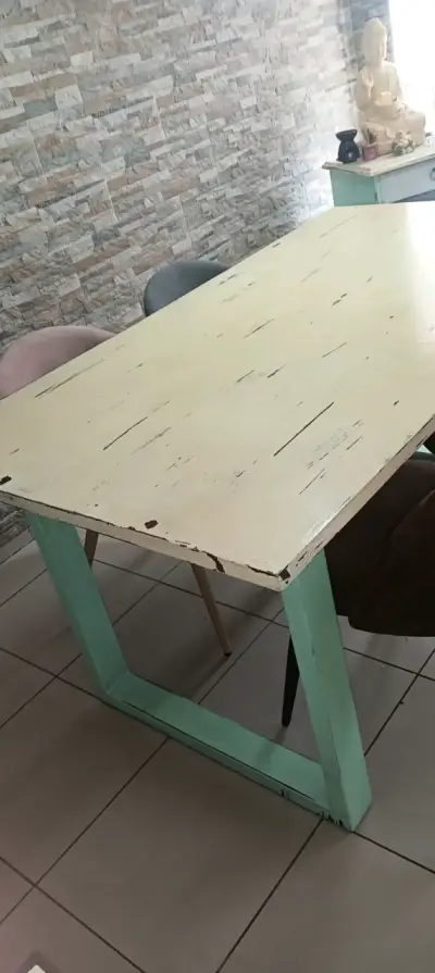 Mesa de comedor rústica con sillas - miniatura 2