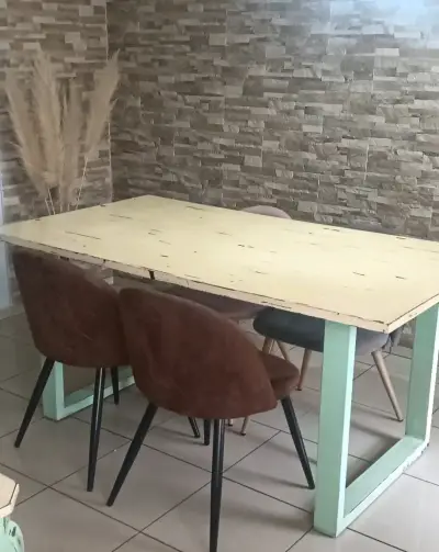 Mesa de comedor rústica con sillas - miniatura 3