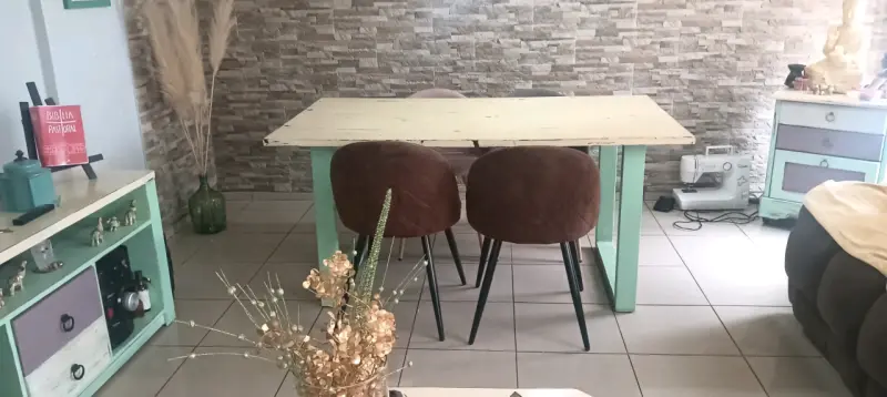 Mesa de comedor rústica con sillas - 4