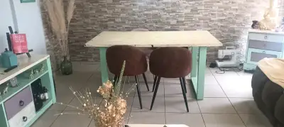 Mesa de comedor rústica con sillas - miniatura 4