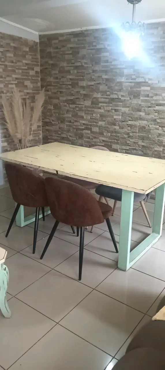 Mesa de comedor rústica con sillas - 5