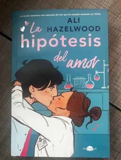 Libro 'La Hipótesis del Amor' de Ali Hazelwood - miniatura 1