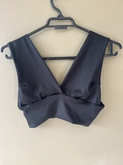 Top corto negro elegante para mujer - miniatura 1
