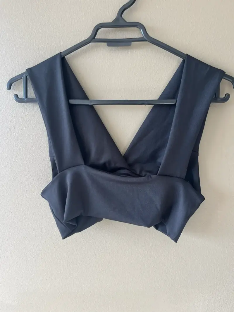 Top corto negro elegante para mujer - 2