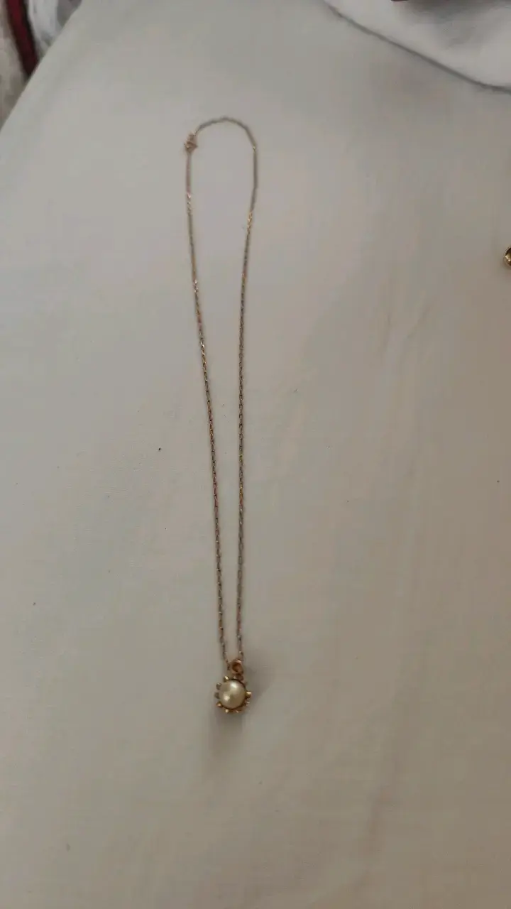 Collar de cadena fina con dije de perla