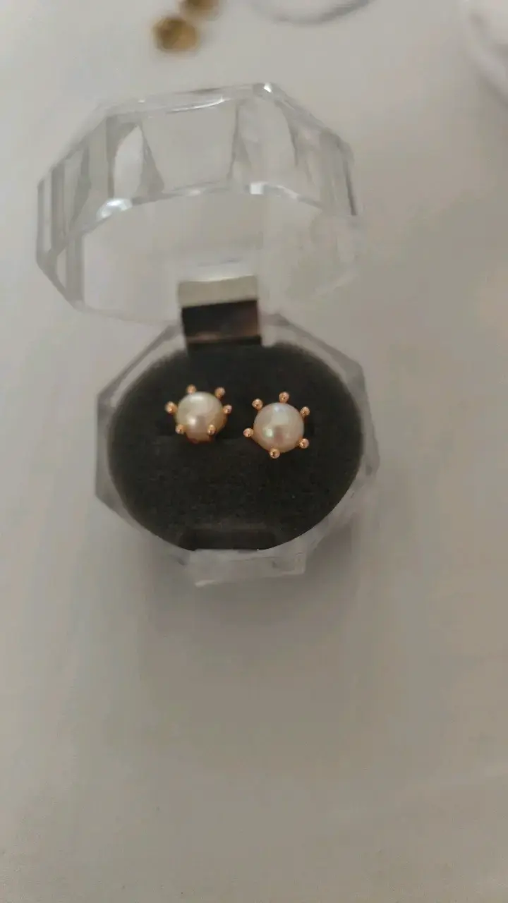 Aros de perlas con montura dorada