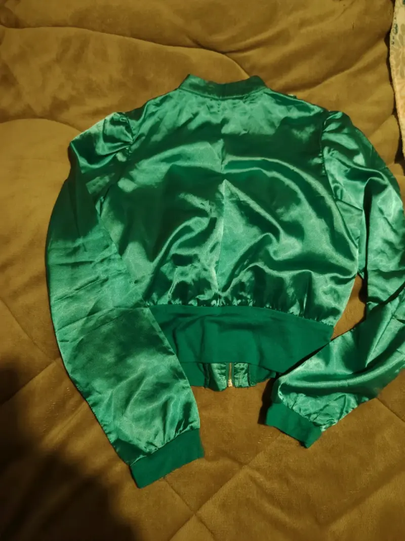 Chaqueta bomber verde satinada para mujer