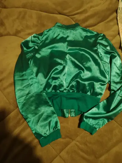 Chaqueta bomber verde satinada para mujer - miniatura 1