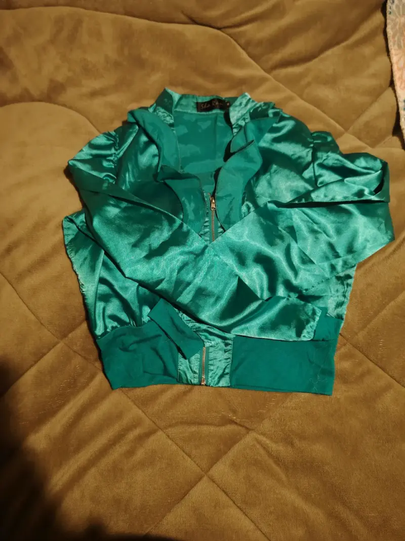 Chaqueta bomber verde satinada para mujer - 2