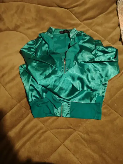 Chaqueta bomber verde satinada para mujer - miniatura 2