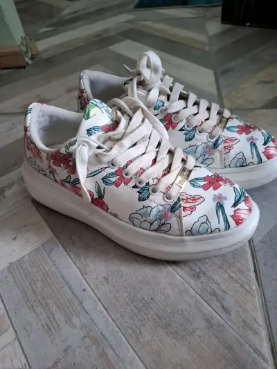 Zapatillas deportivas con diseño floral - miniatura 1