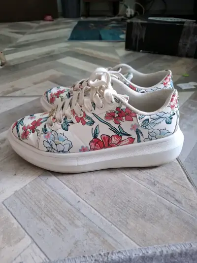 Zapatillas deportivas con diseño floral - miniatura 3