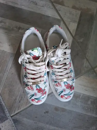 Zapatillas deportivas con diseño floral - miniatura 4