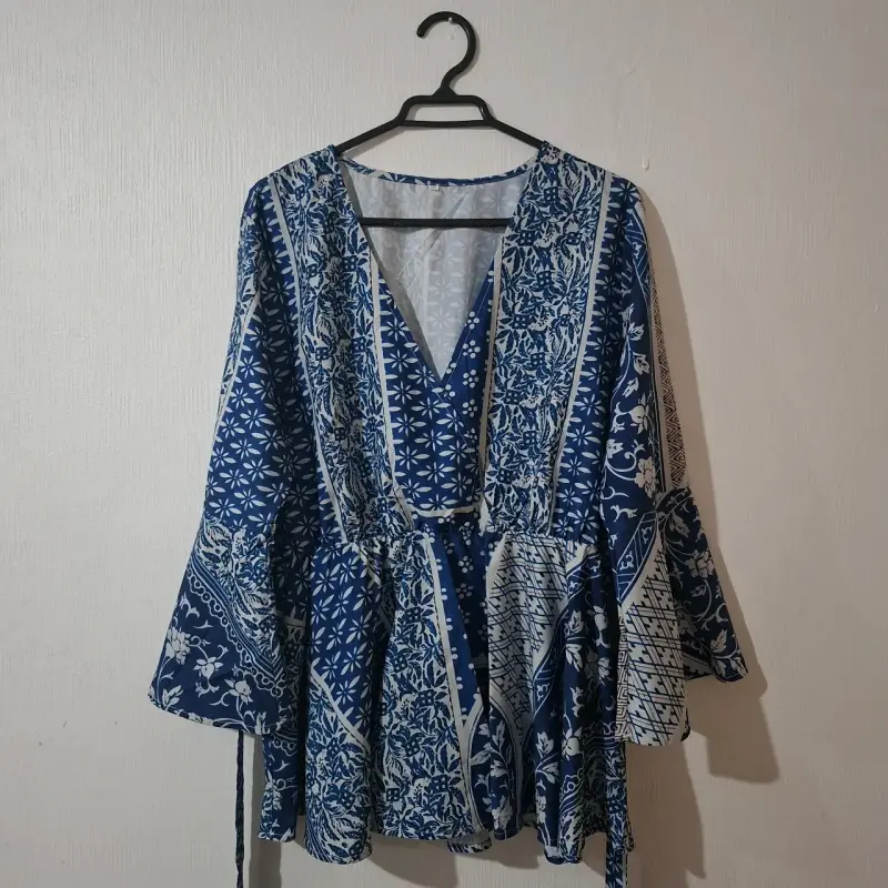 Blusa bohemia azul con estampado floral