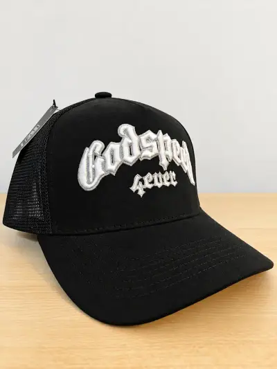 Gorra negra con diseño bordado Godspeed - miniatura 1