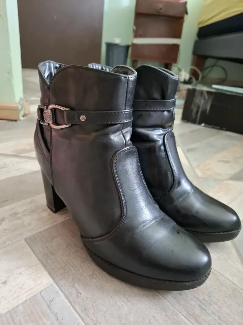 Botines de cuero negro con tacón alto