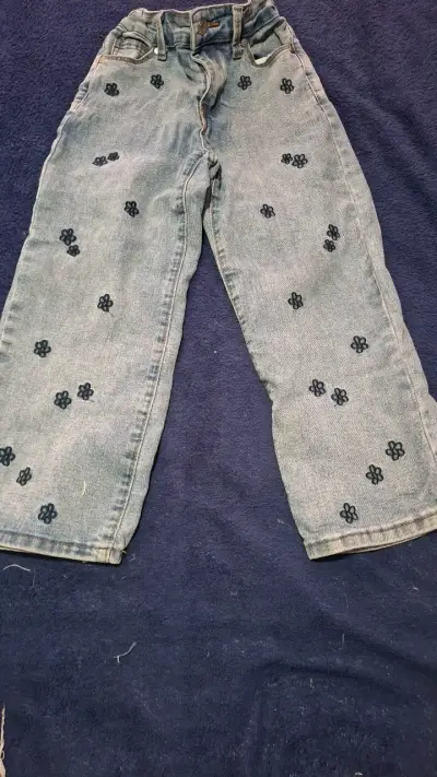 Jeans de mezclilla con estampado floral para niños - miniatura 1