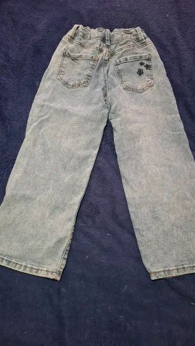 Jeans de mezclilla con estampado floral para niños - miniatura 2
