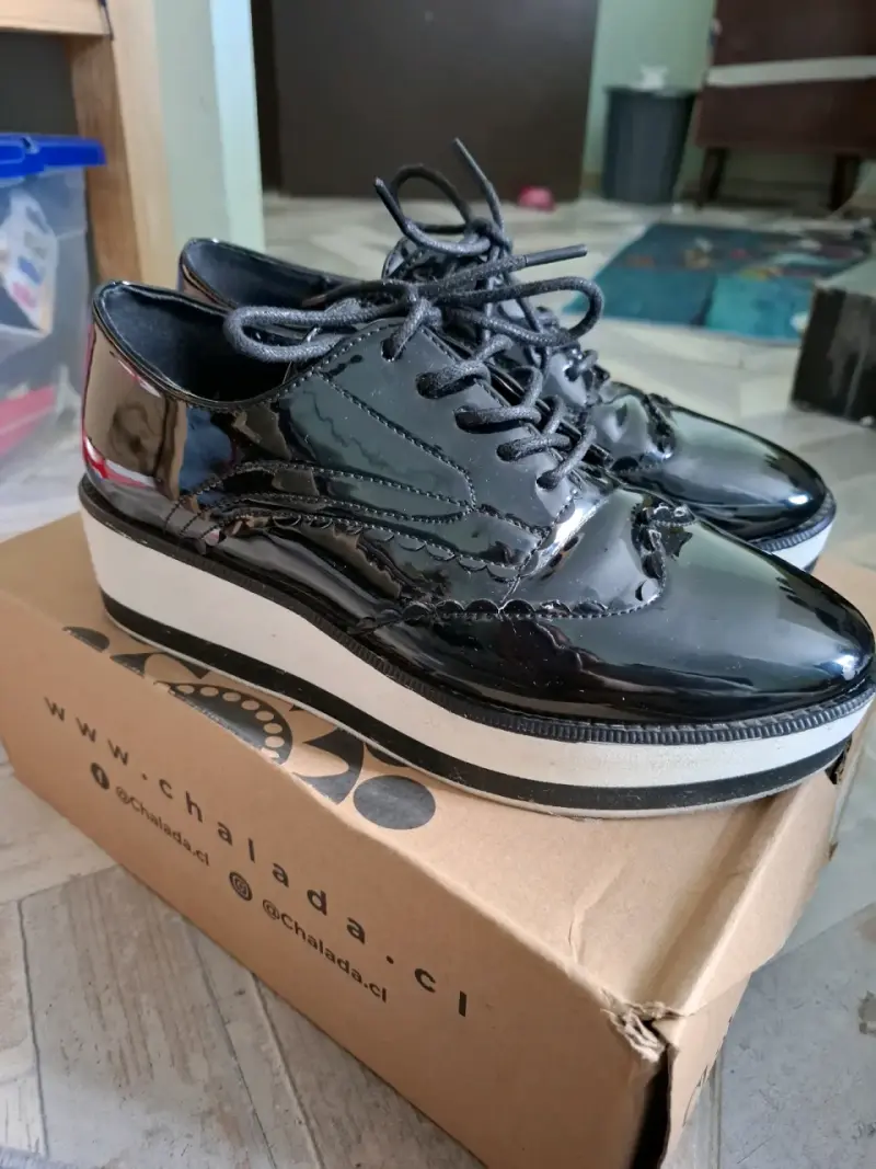 Zapatos de charol negro con plataforma Chaladá