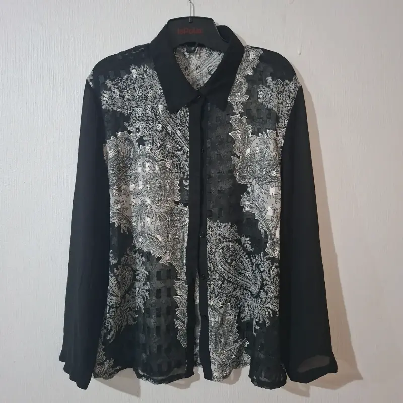Blusa de encaje negro y blanco elegante