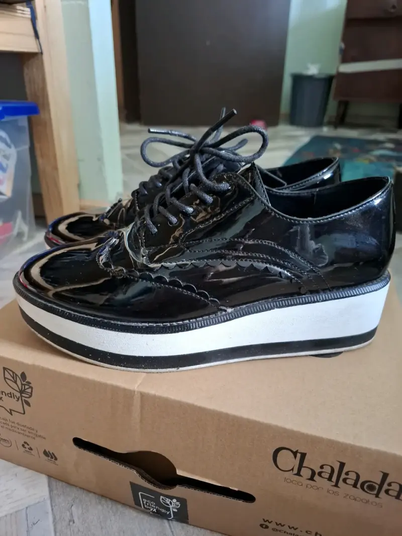 Zapatos de charol negro con plataforma Chaladá - 2