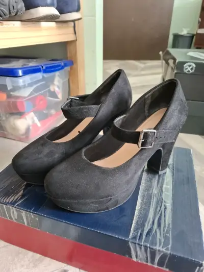Zapatos de tacón negro con hebilla para mujer - miniatura 1