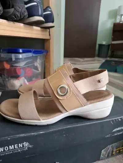 Sandalias de mujer beige con plataforma cómoda - miniatura 1