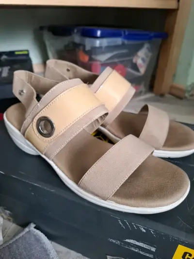 Sandalias de mujer beige con plataforma cómoda - miniatura 3