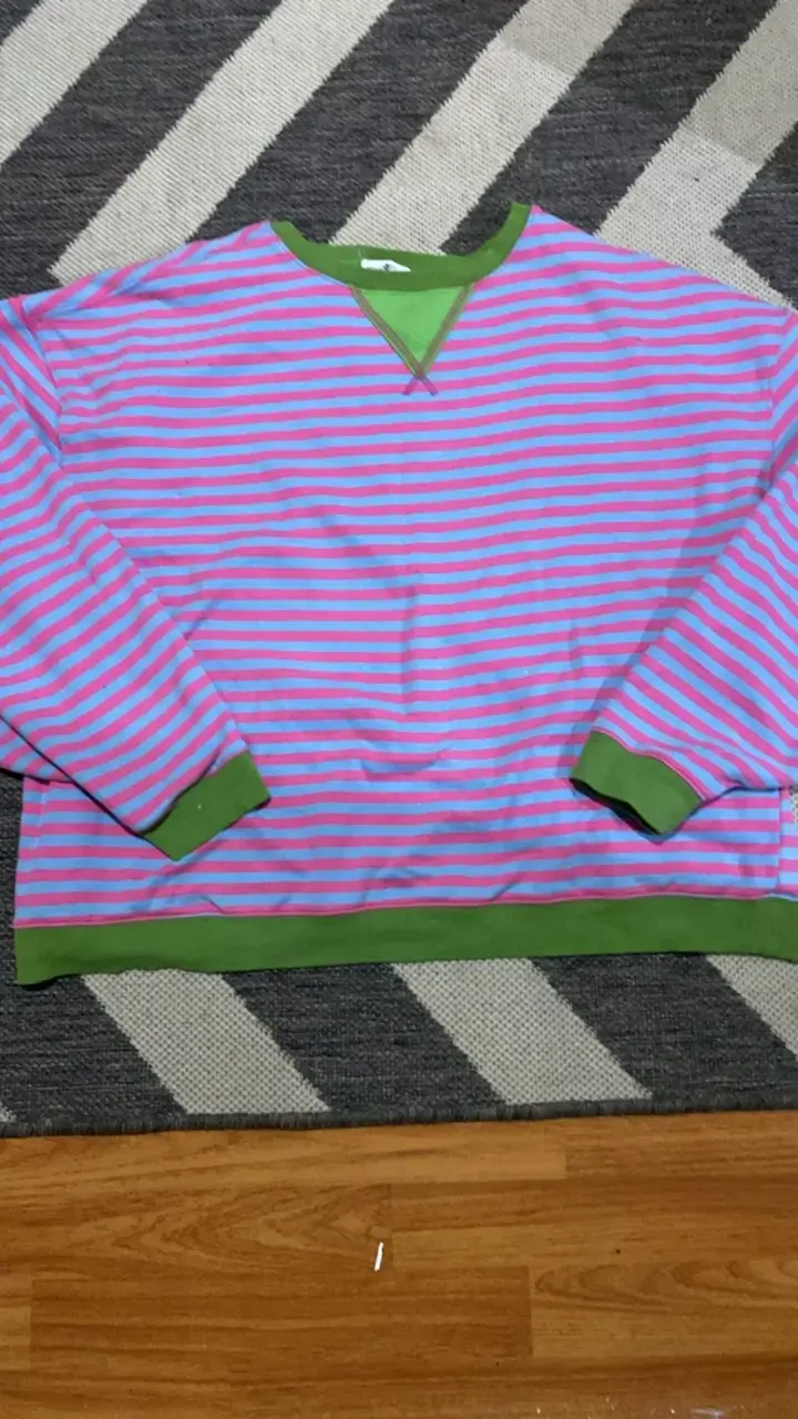 Suéter a rayas multicolor con detalles verdes