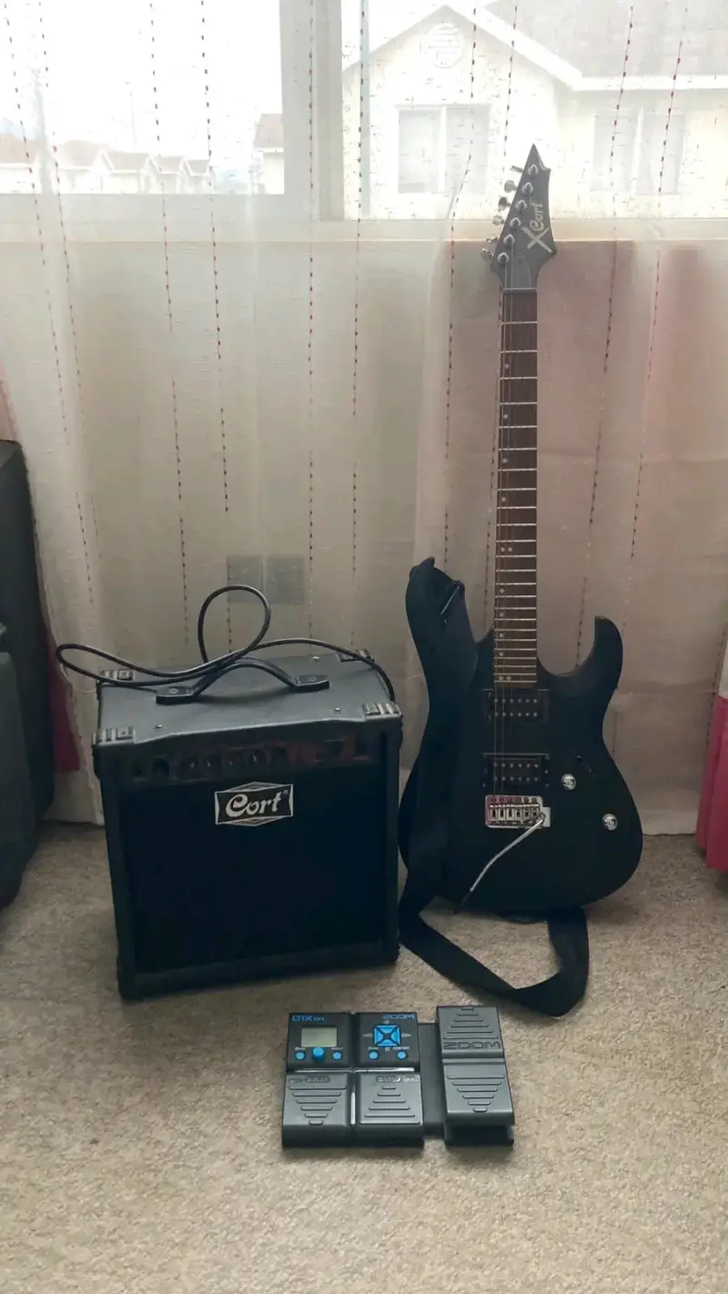 Set de guitarra eléctrica Cort con amplificador y pedales