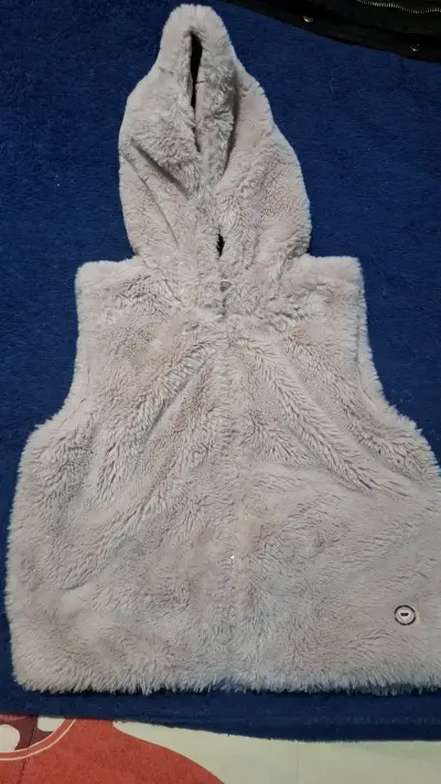 Chaleco sin mangas de peluche gris con capucha - miniatura 1